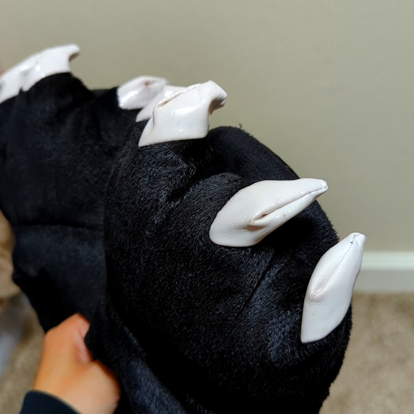 Plush cozy slippers for home, wolf claws for adults - Picture 4 of 4